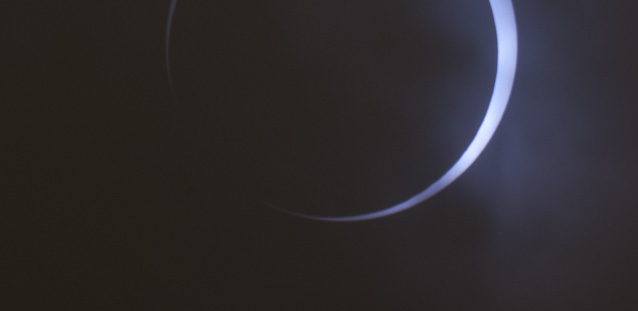 1.5km先にある直径14mの太陽の手前を4m先にある直径3.5cmの月が通過するのを、直径13cmの地球から見る